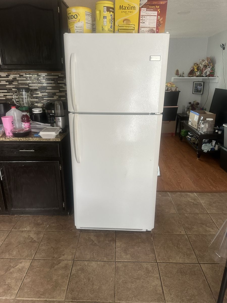 Frigidaire White Top Freezer Refrigerator with Adjustable Shelves