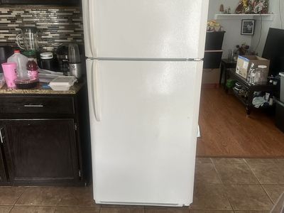 Frigidaire White Top Freezer Refrigerator with Adjustable Shelves