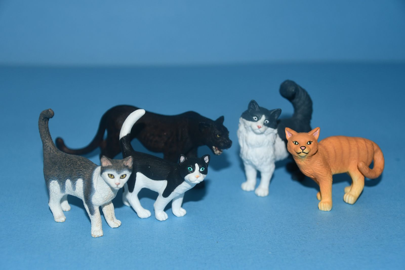 5 MINIATURE PLASTIC CAT FIGURINES  ~ CUTE DETAIL ~ DISPLAY 