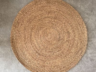 House items (carpet, rug, lamps, decor)
