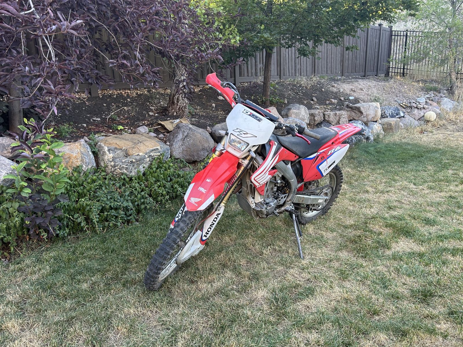 2005 Honda CRF 450X Dirt Bike - Red/White Off-Road Motorcycle