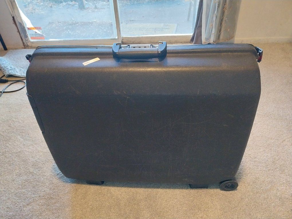 Samsonite Black Hard Shell Rolling Suitcase Luggage with Combination Lock
