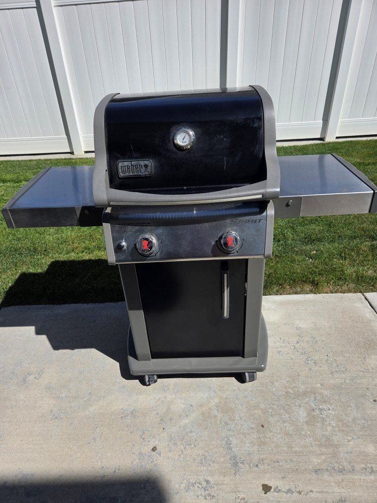 Good Condition Weber Spirit E-210 Gas Grill