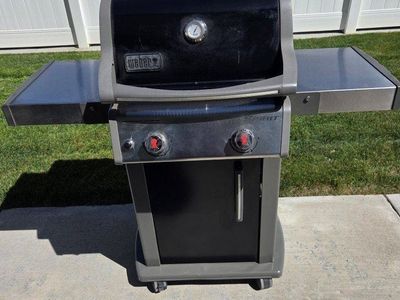 Good Condition Weber Spirit E-210 Gas Grill