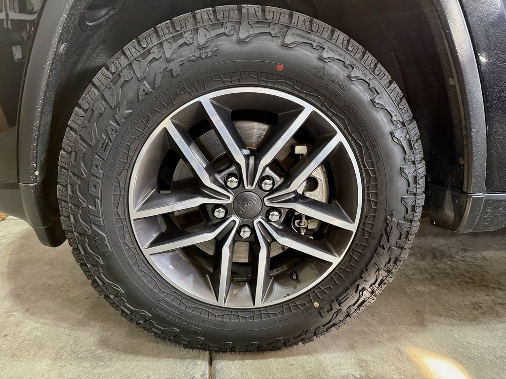 265/65R18 Falken Wildpeak A/T4W tires on OEM Grand Cherokee Wheels