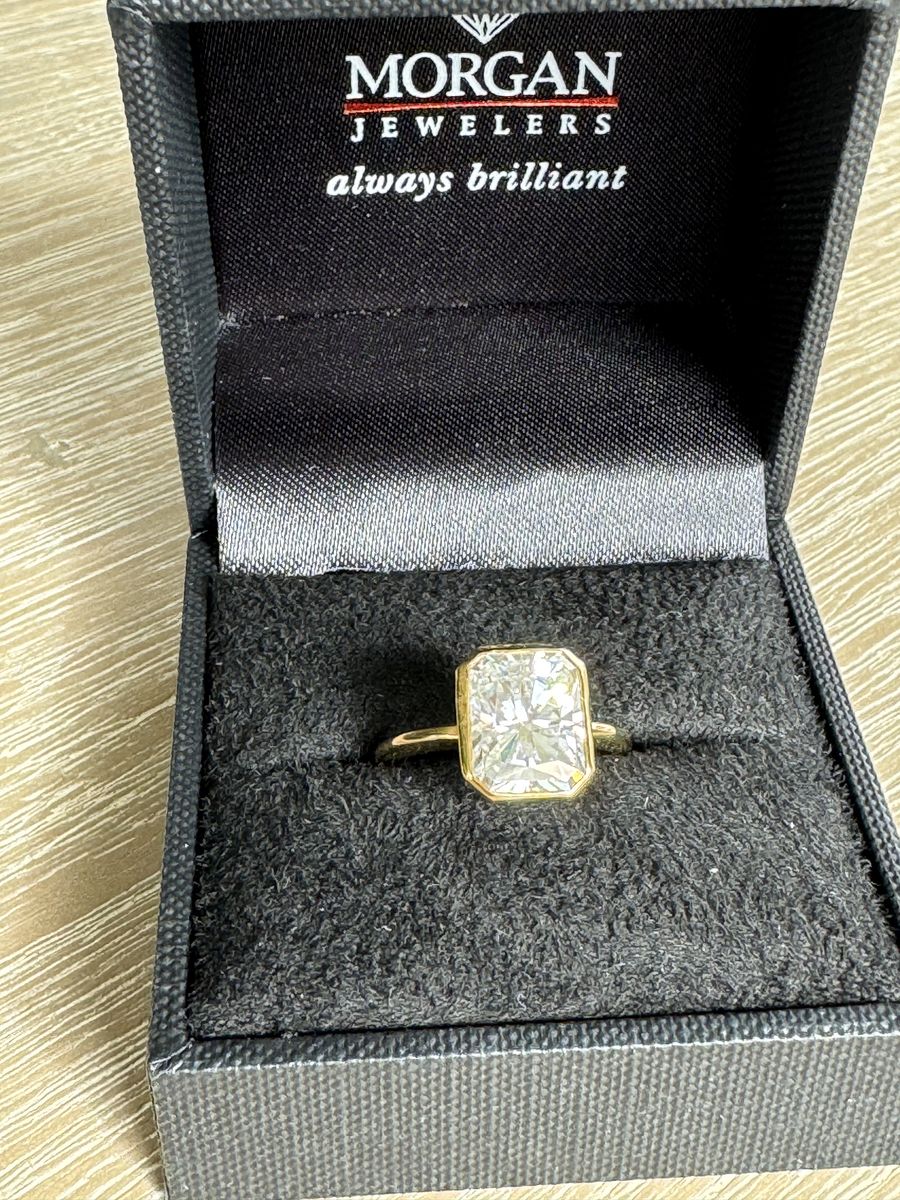 Stunning Morgan Jewelers Engagement Ring (Size 8)