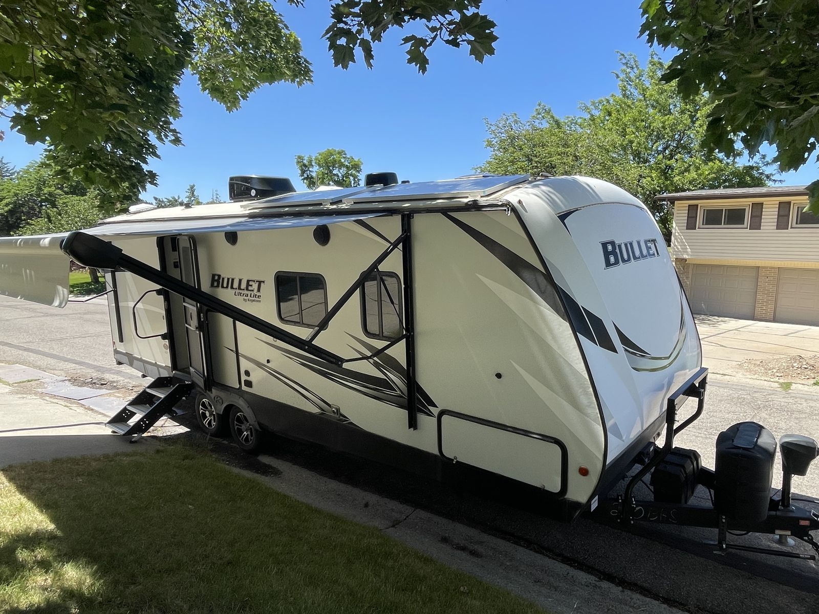 Like new 2021 Bullet 250BHS - Bunkhouse w/recliners, 600W solar, 240AH lithium, weight distribution, and more.
