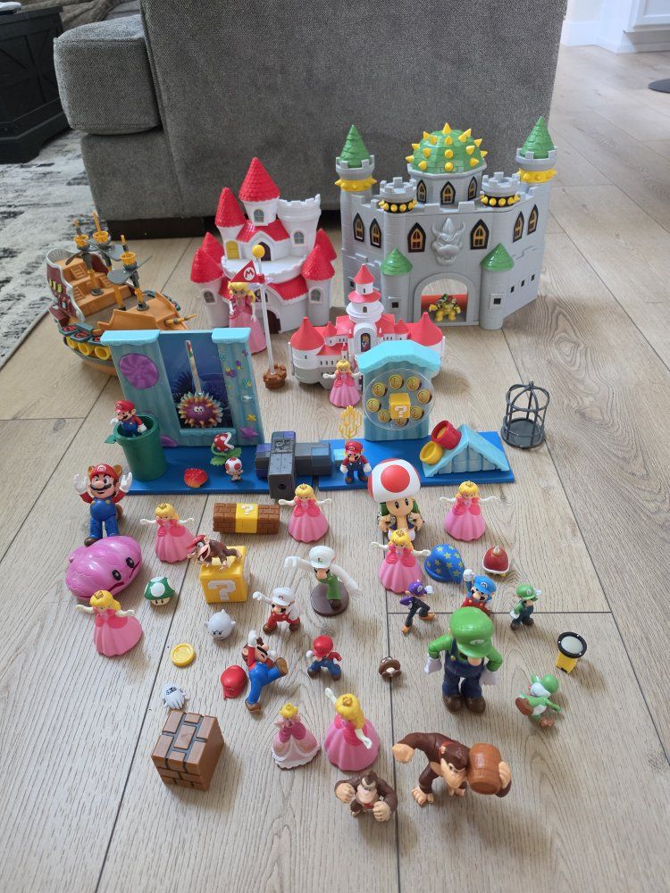 Super Mario Bros. Deluxe Playset w/ Bowser's Airship, Princess Peach's Castle, King Bowser's Castle & Figures