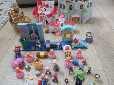 Super Mario Bros. Deluxe Playset w/ Bowser's Airship, Princess Peach's Castle, King Bowser's Castle & Figures