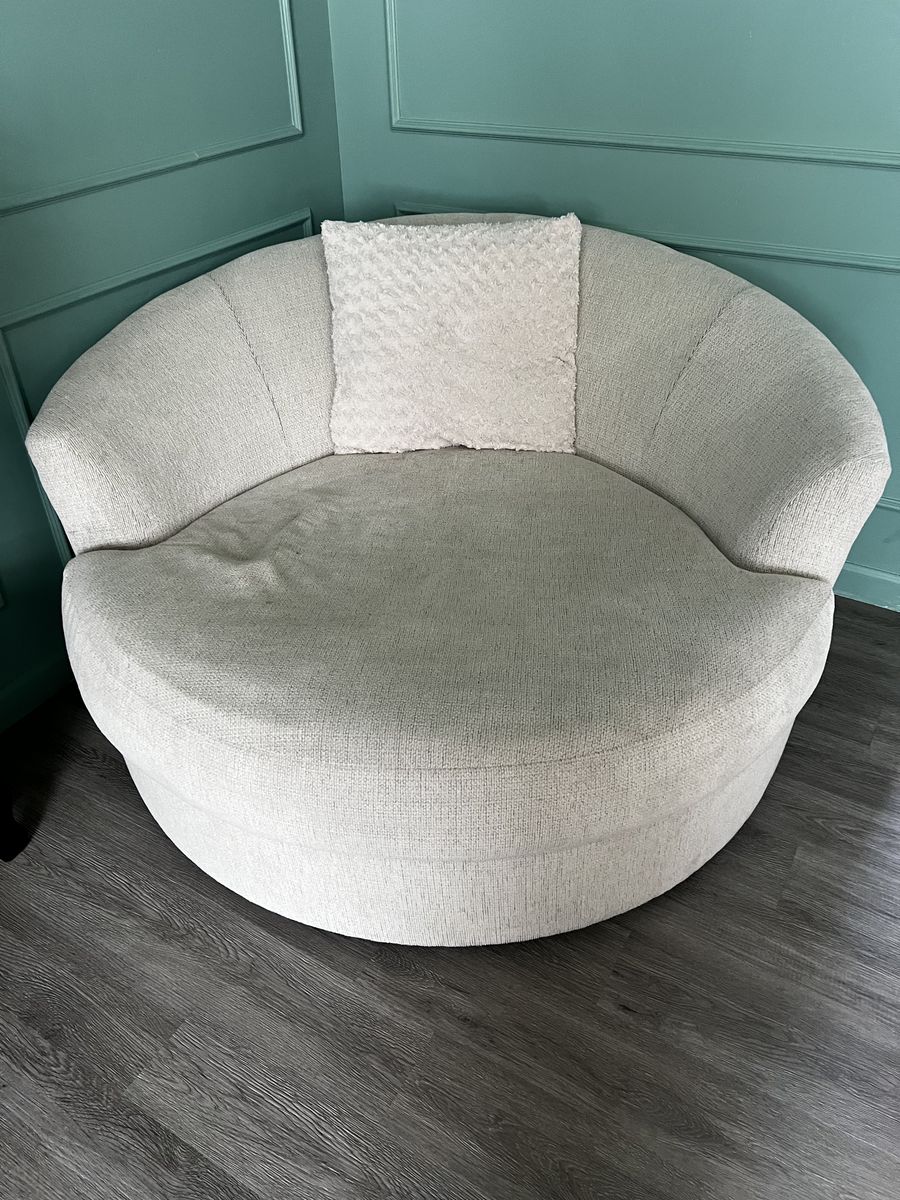 Swivel circle chair