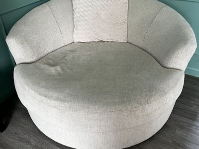 Swivel circle chair
