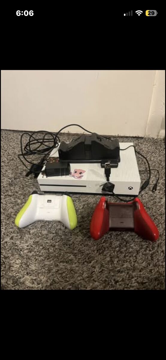 Xbox, 2 controllers, 2 games, charger