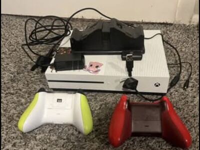 Xbox, 2 controllers, 2 games, charger