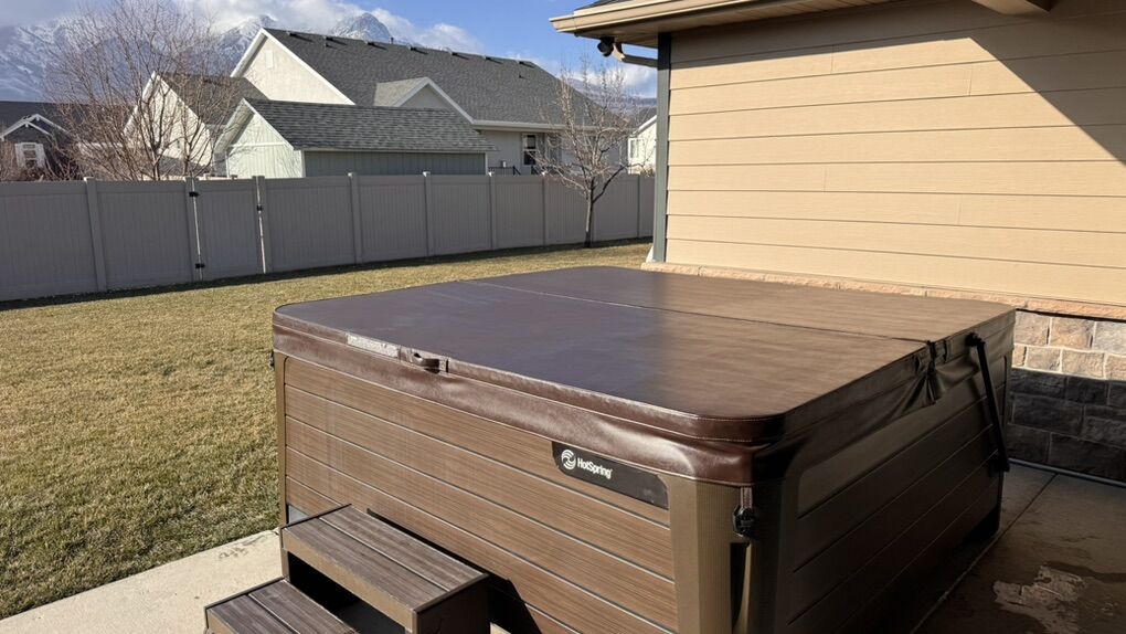 Hot Spring Grandee 7-Person Hot Tub / Spa