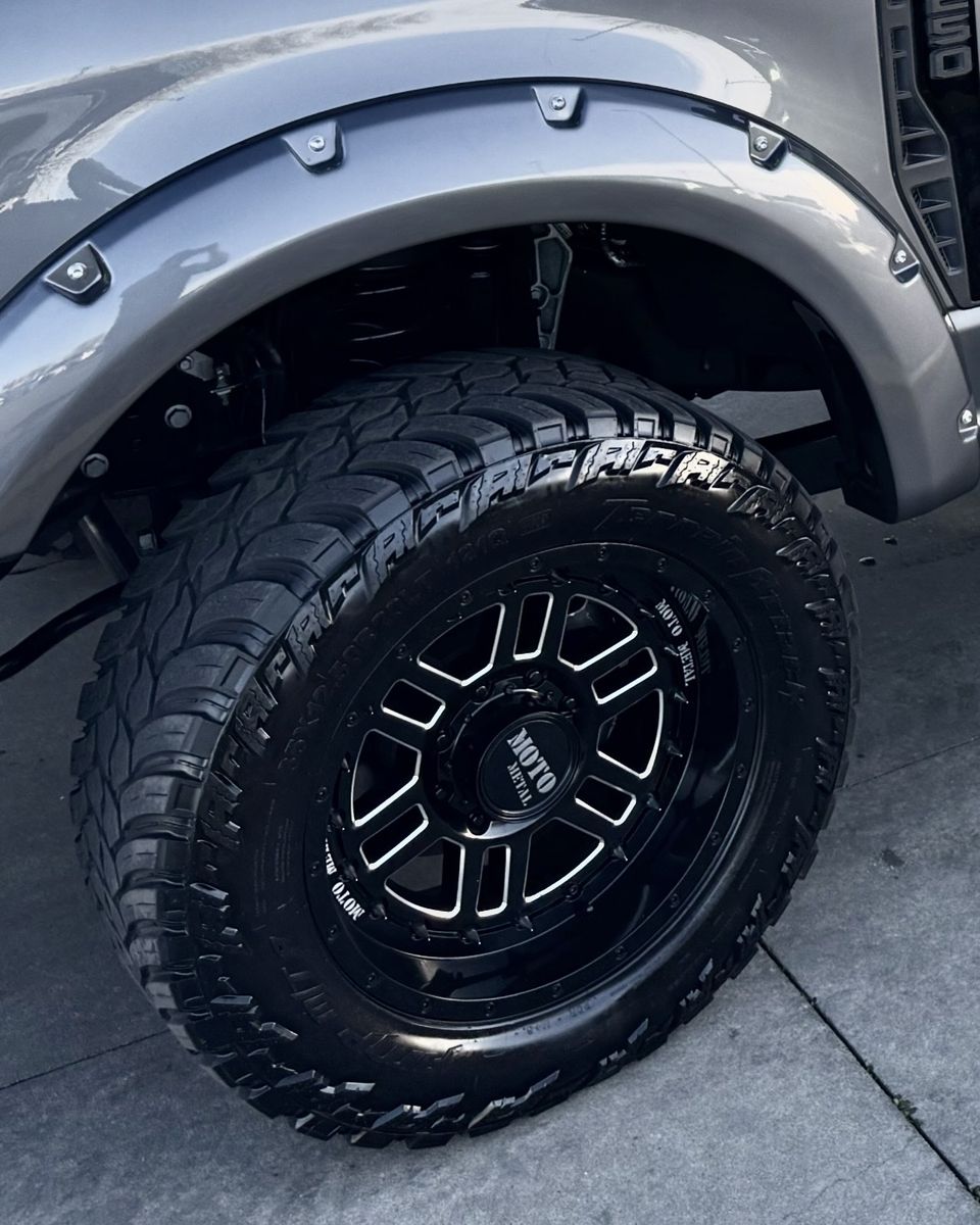 Moto Metal 20” wheels, -18 offset. Amp M/T tires 35x12.50R20LT, 8x170 bolt pattern