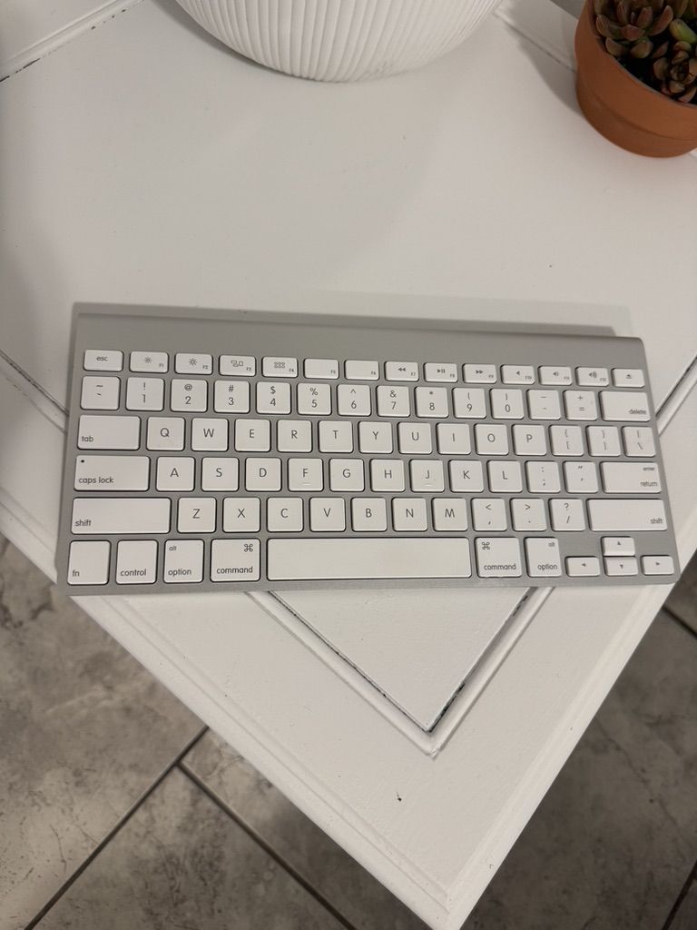 Apple Wireless Keyboard A1314 — Bluetooth