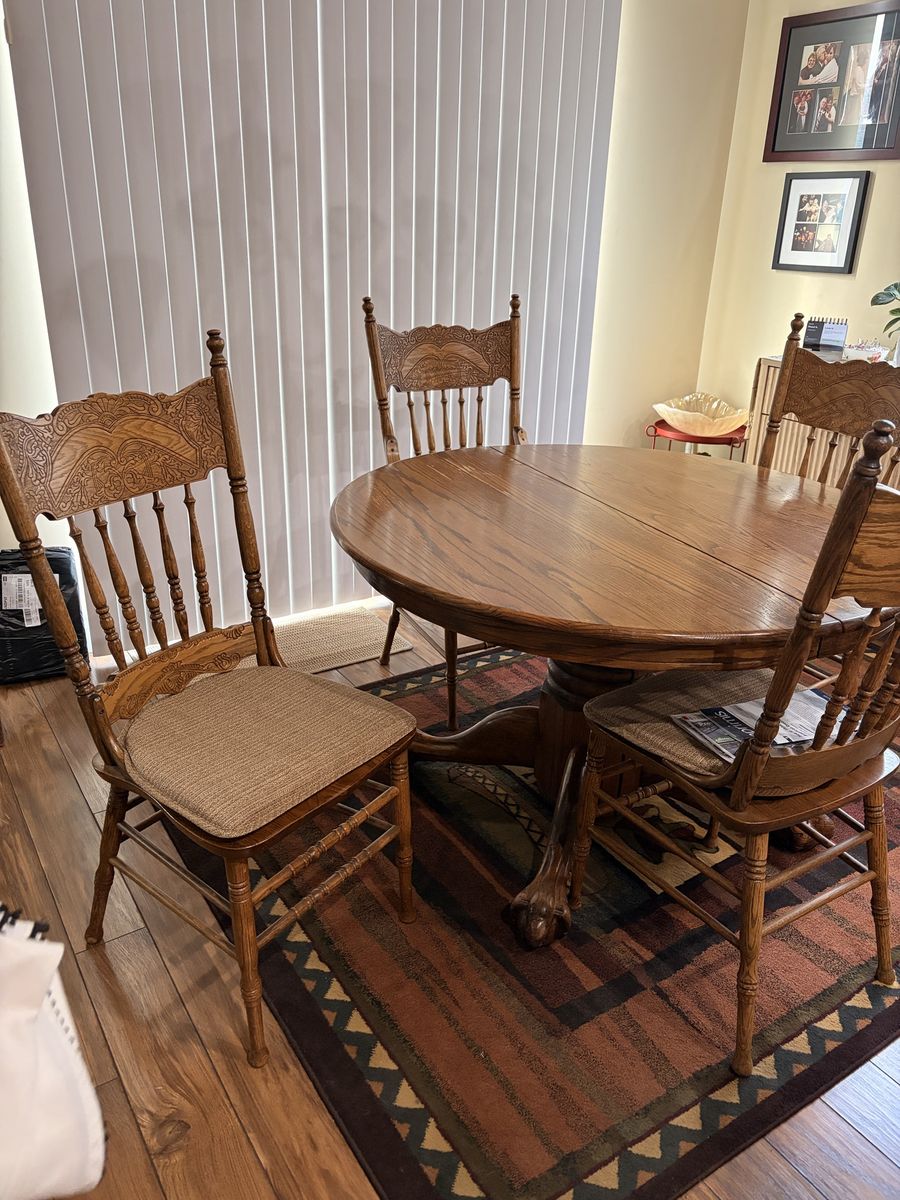 Vintage table - expandable - 6 chairs