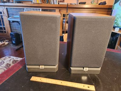 Nice wooden veneer JBL speakers, Model P10. They sound and look awesome.