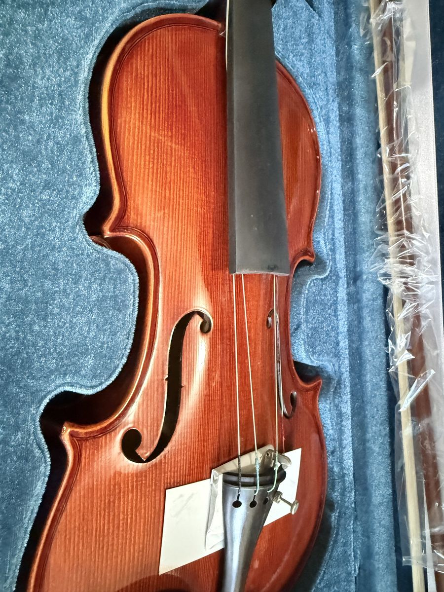 BRAND NEW Josef Bremen Full-Size (4/4) Violin Outfit – Never Used, with Deluxe Case & Bow