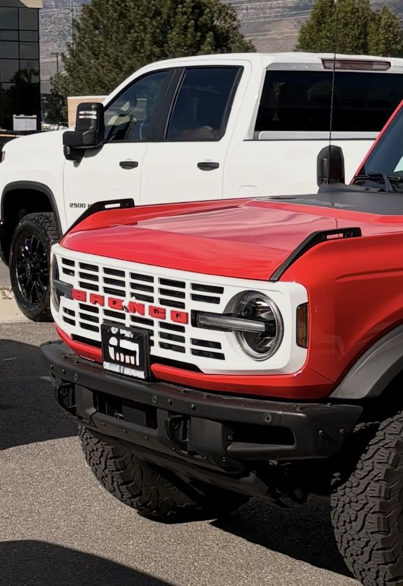 Bronco white grille. Red letters 2021 + grill