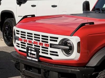 Bronco white grille. Red letters 2021 + grill