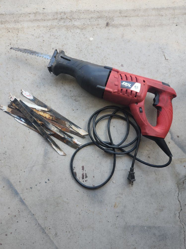 Skil 9205 8.5 Amp Corded Reciprocating Sawzall w/ Case & Blades