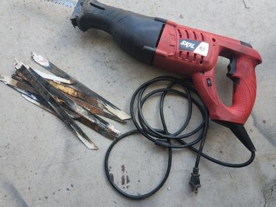 Skil 9205 8.5 Amp Corded Reciprocating Sawzall w/ Case & Blades