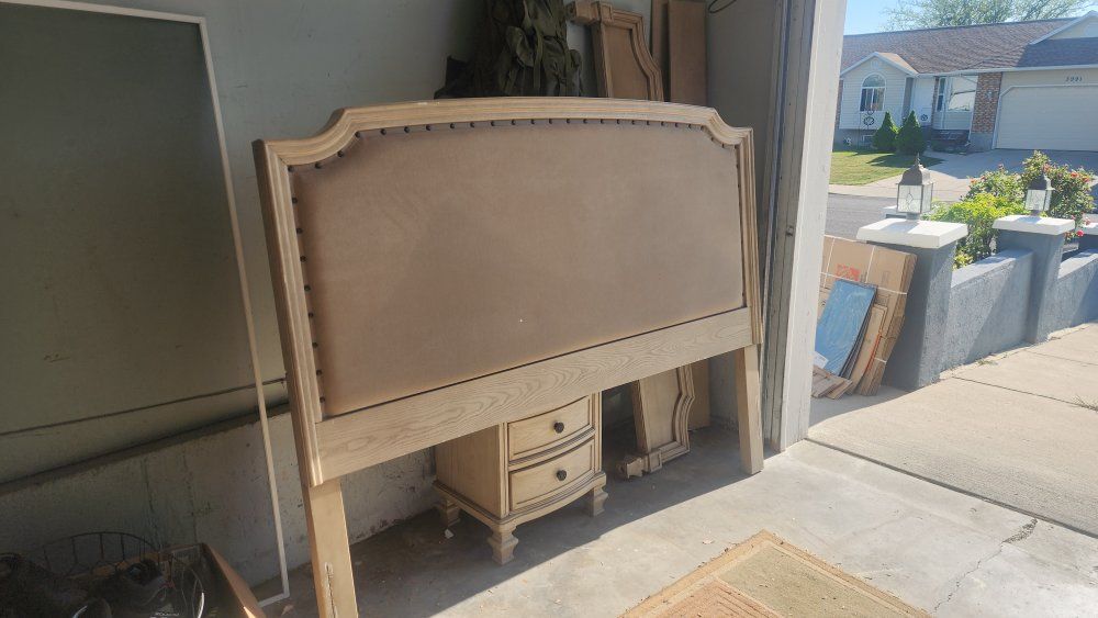 King Size Bed w/ 2 nightstands