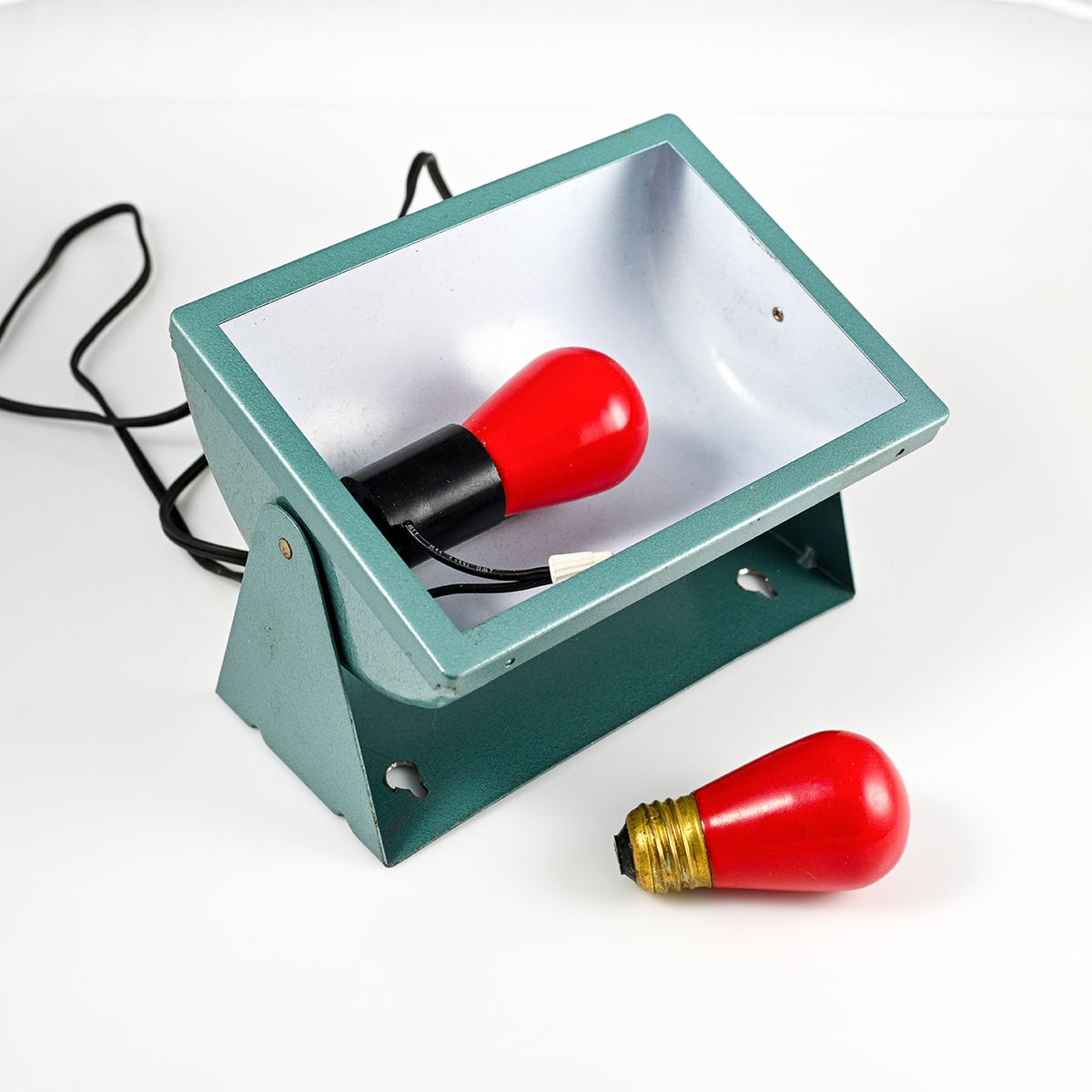Darkroom light fixture with 2 darkroom bulbs - excellent!