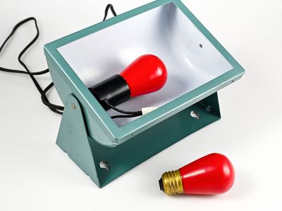 Darkroom light fixture with 2 darkroom bulbs - excellent!