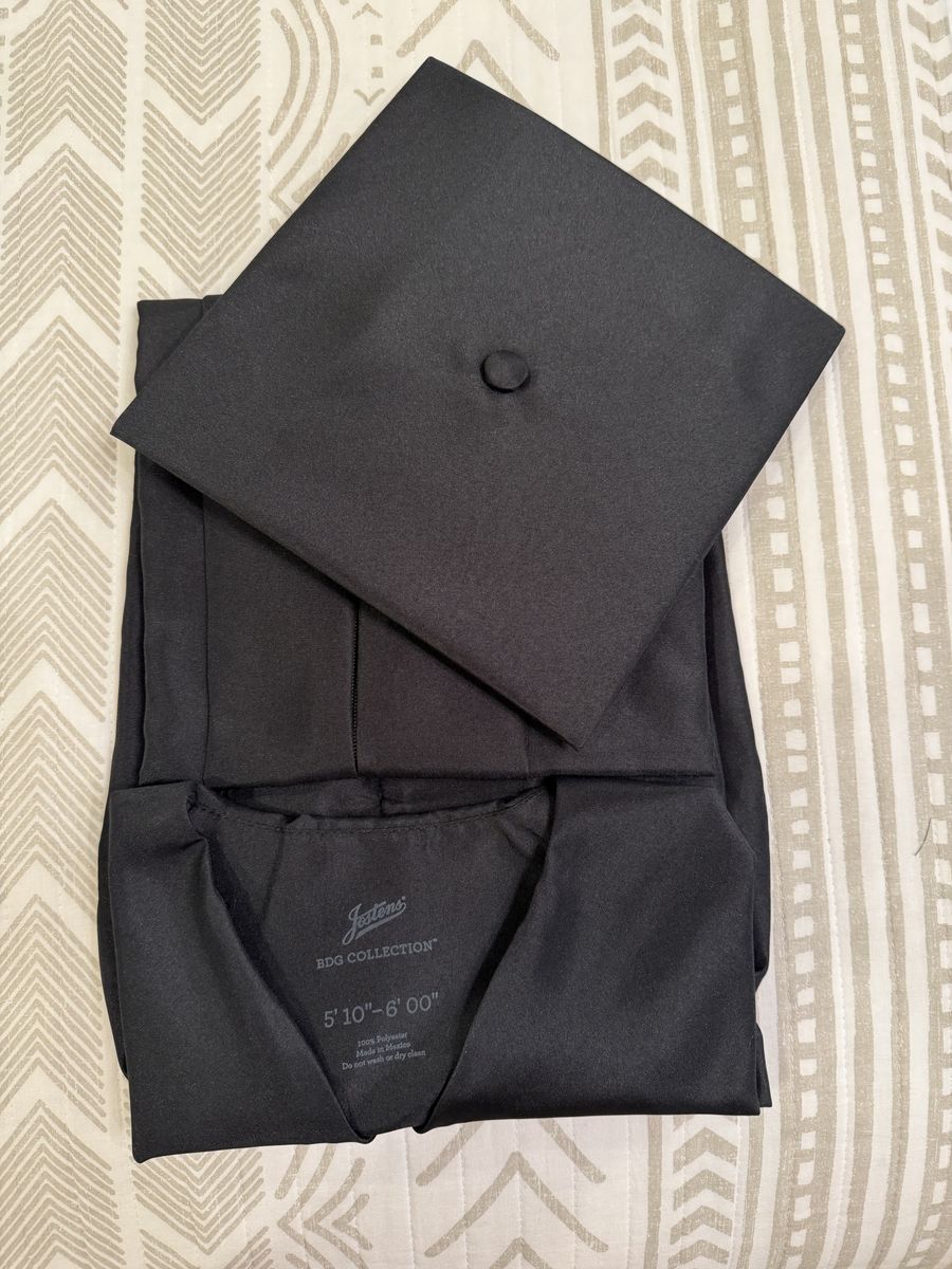 Graduation Cap & Gown Set – Like New (Fits 5’10”–6