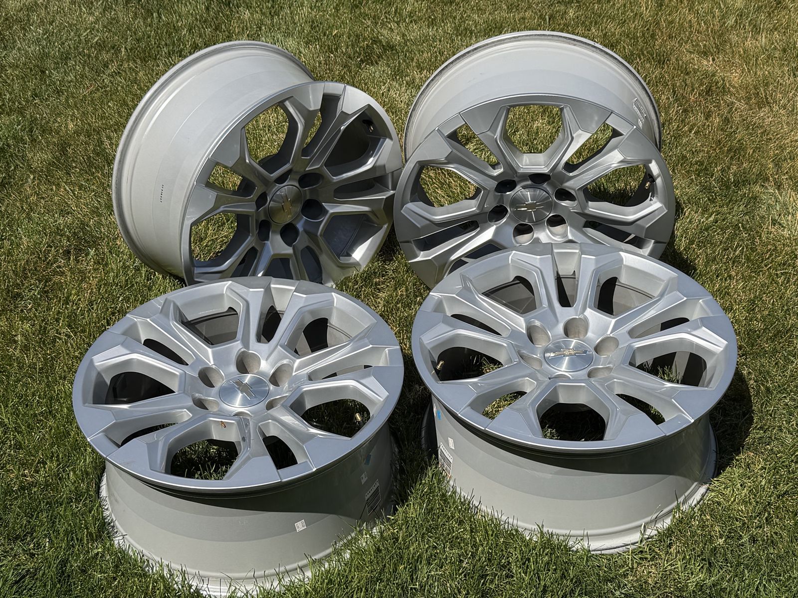 Silverado Tahoe Suburban Sierra Yukon 1500 20” wheels