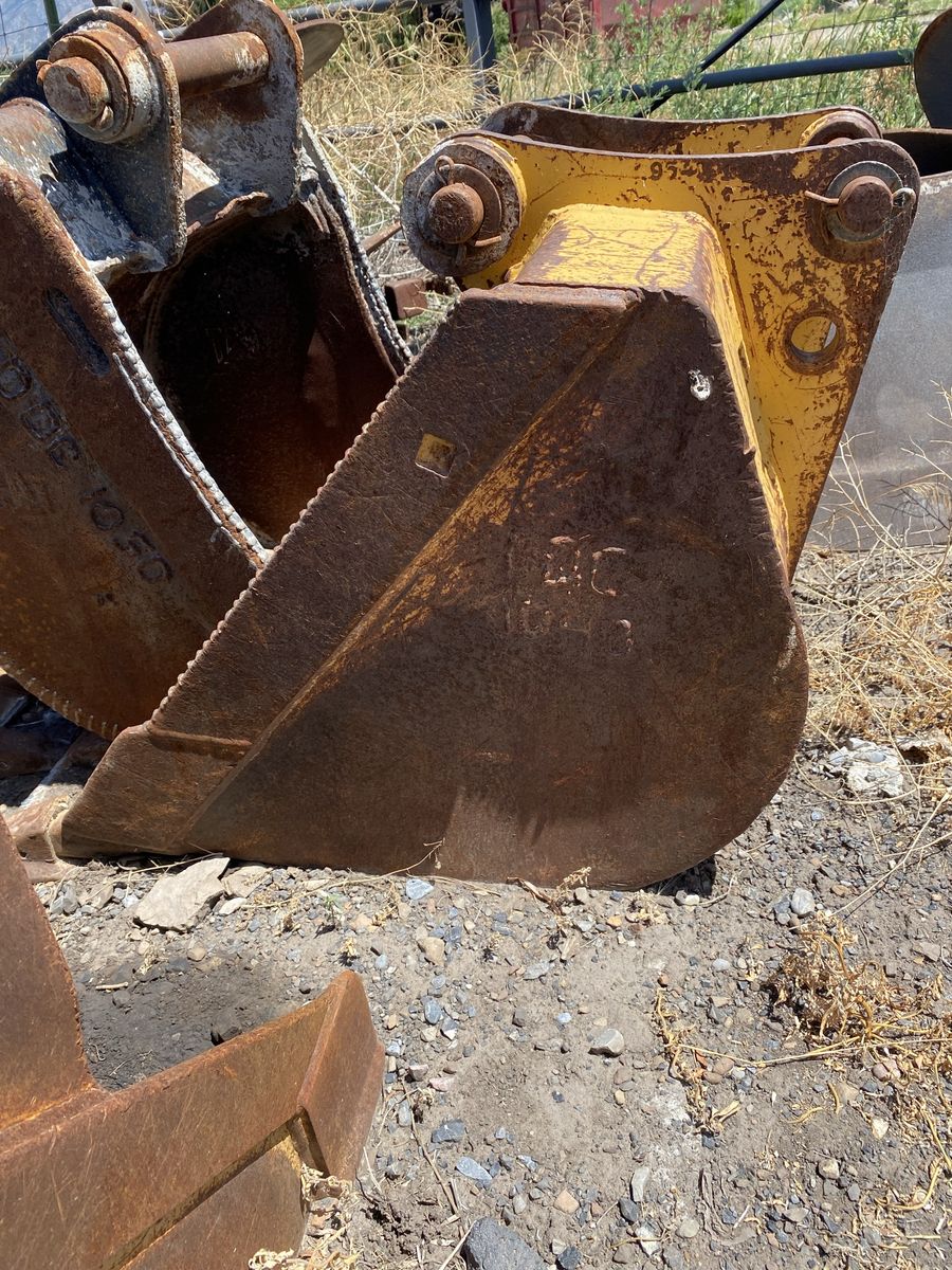 2’ Cat Flat Edge Bucket