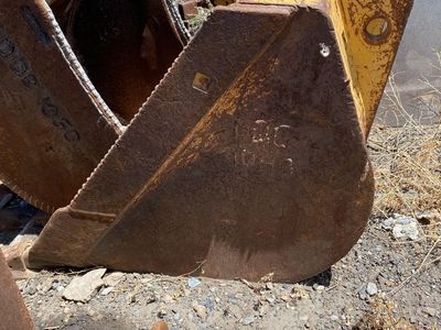 2’ Cat Flat Edge Bucket
