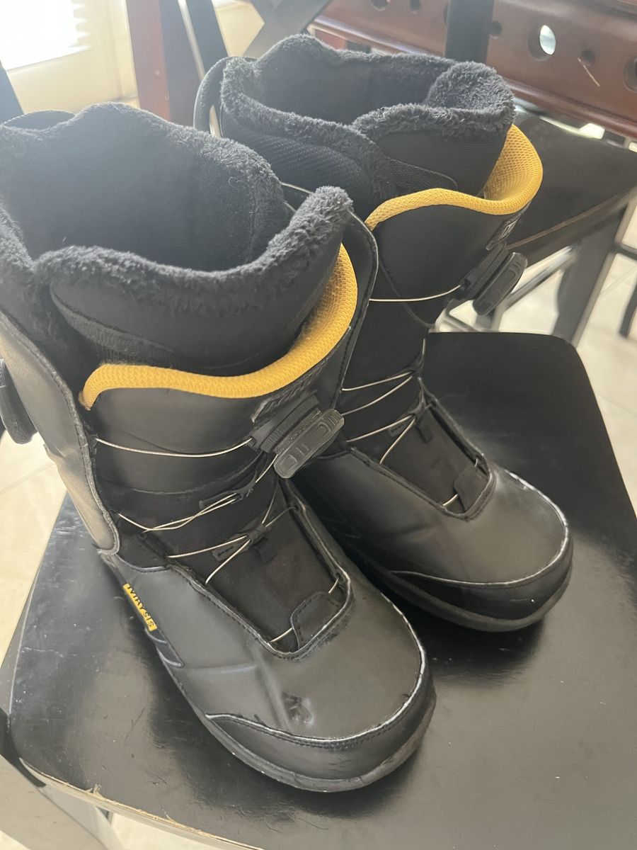 K2 Maysis Dual snowboard boots size 8