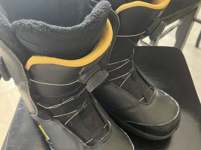 K2 Maysis Dual snowboard boots size 8