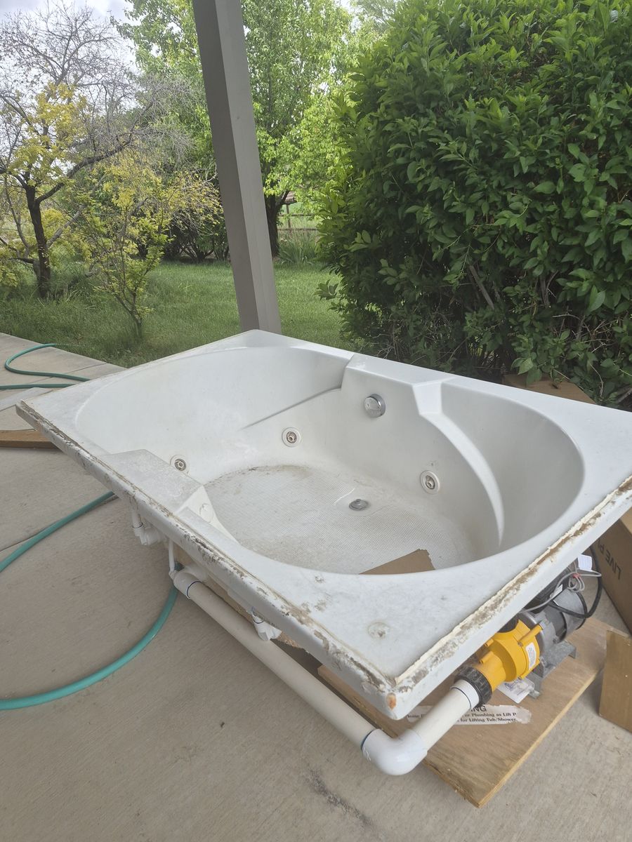 jetted tub 6 ft. works well