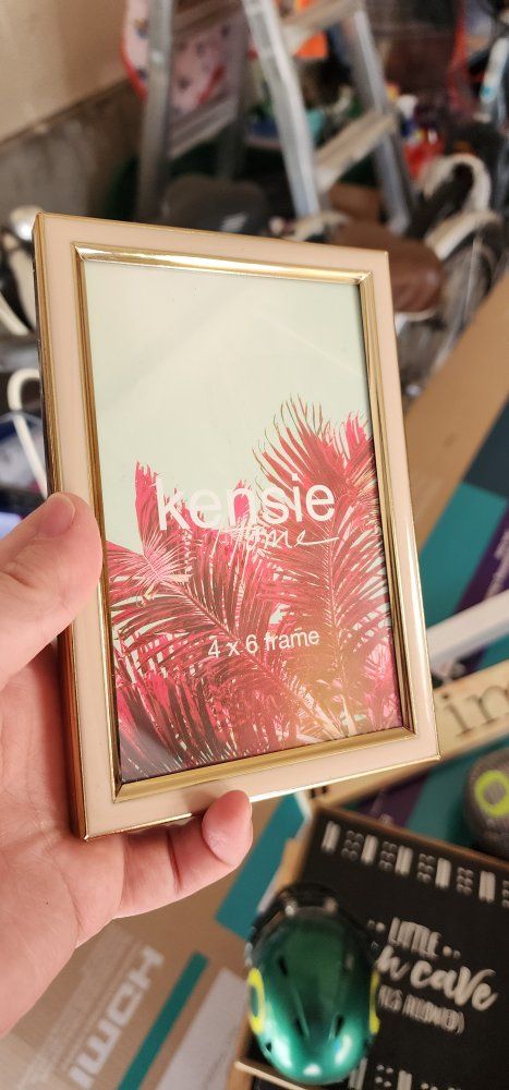 Kensie Home 4x6 Gold Picture Frame - New with Tags, Still in Packaging