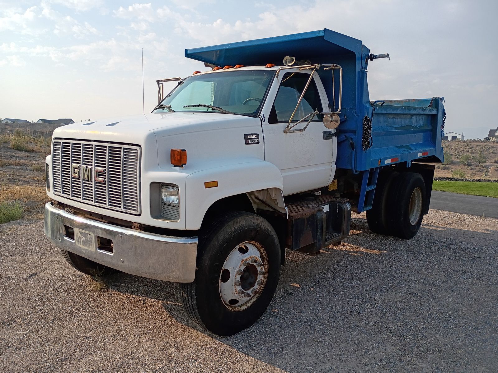 2002 GMC C-6500 bobtail dump truck