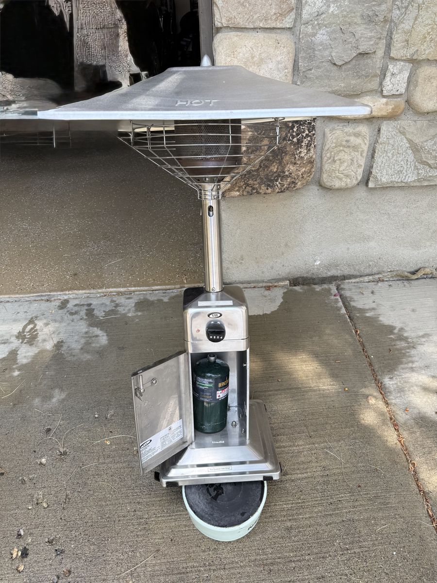 Outdoor heat lamp