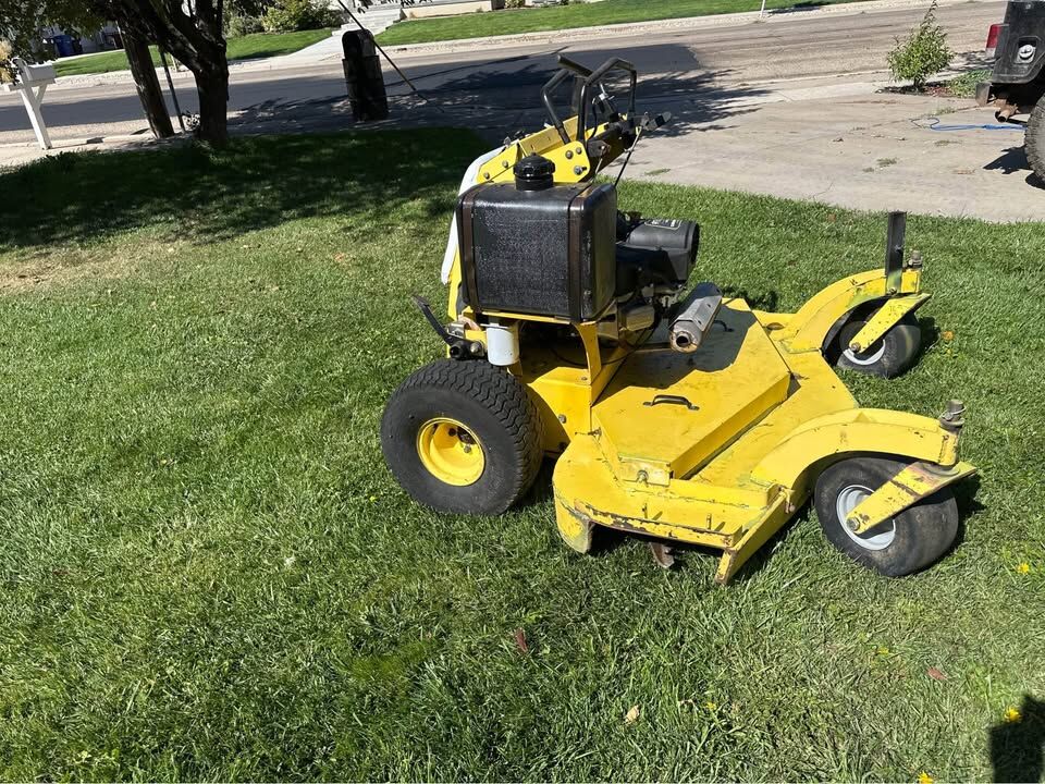Commercial zero turn lawnmower stander