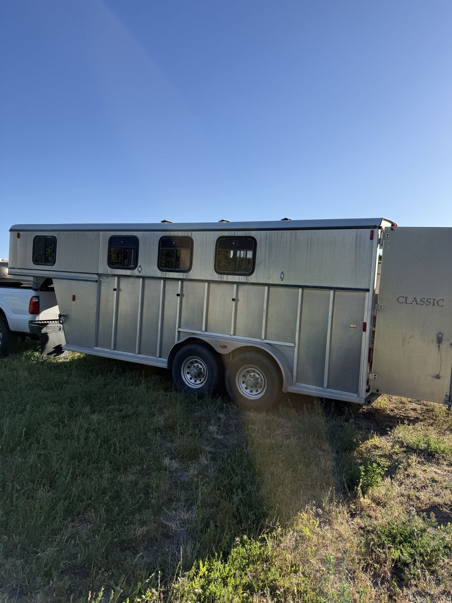 2004 Classic Westerner Gooseneck 3-Horse Slant Trailer - Lighter & Easy to Pull