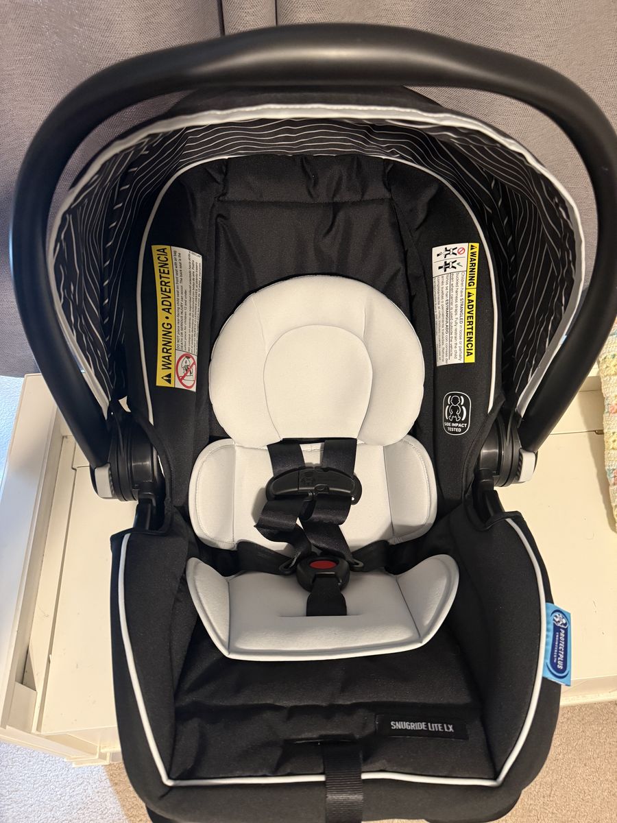 ALMOST BRAND NEW car seat by Graco