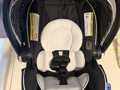 ALMOST BRAND NEW car seat by Graco