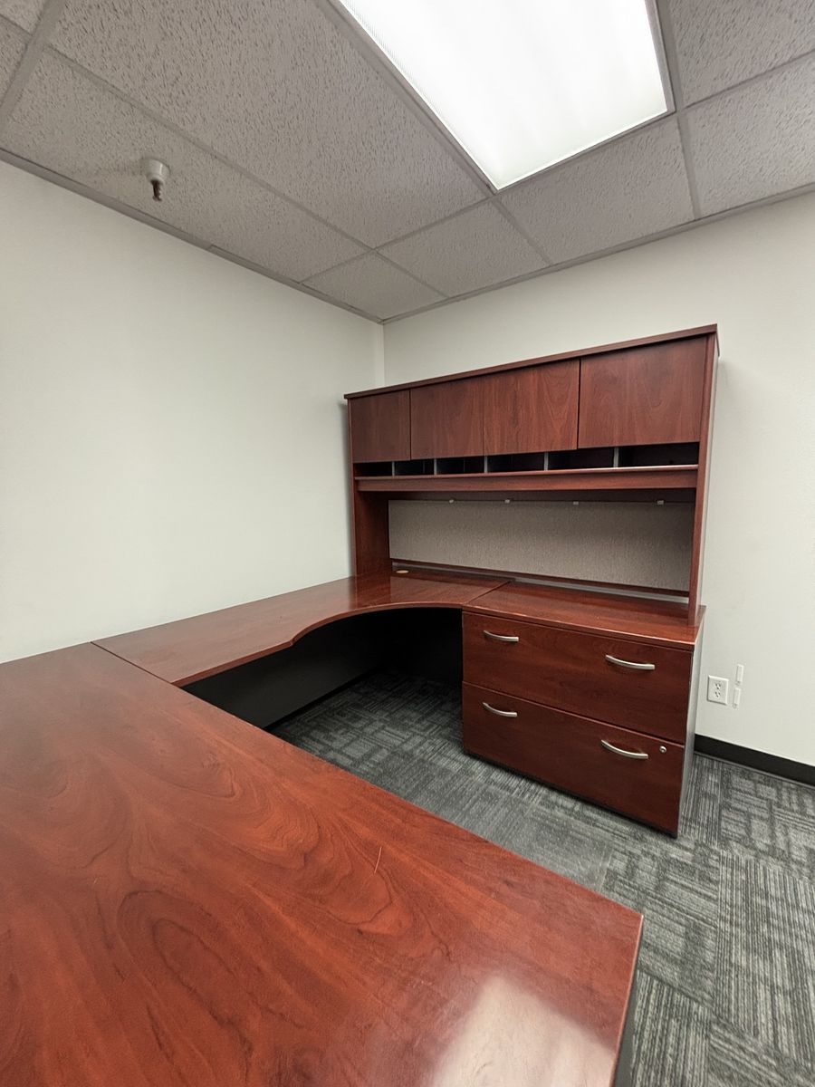 Office Desk / Bureau