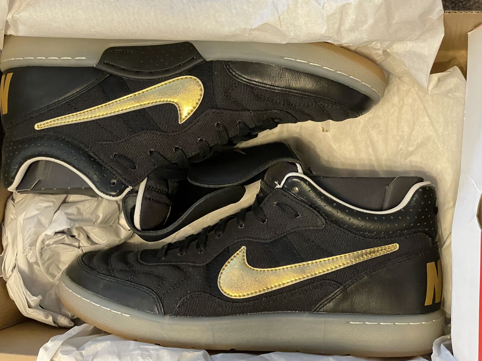 Nike Tiempo streetwear men’s shoes size 9.5