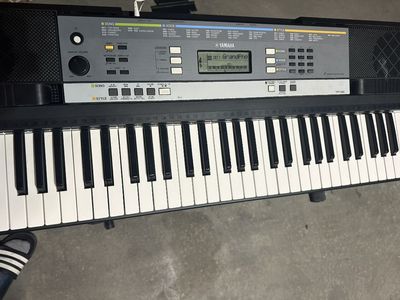 Yamaha YPT-240 Keyboard With Stanad