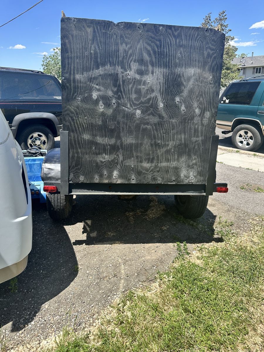 Selling a sturdy little single‑axle utility trailer