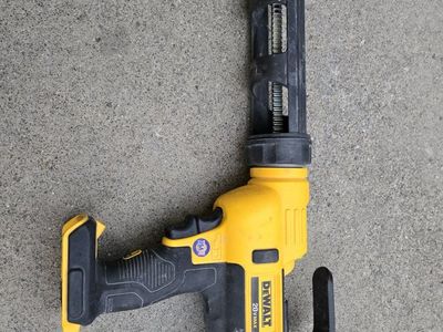 DEWALT DCE560 20V MAX Cordless Adhesive / Caulk Gun