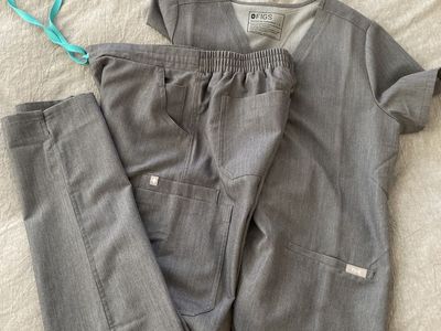 FIGS Scrub Set